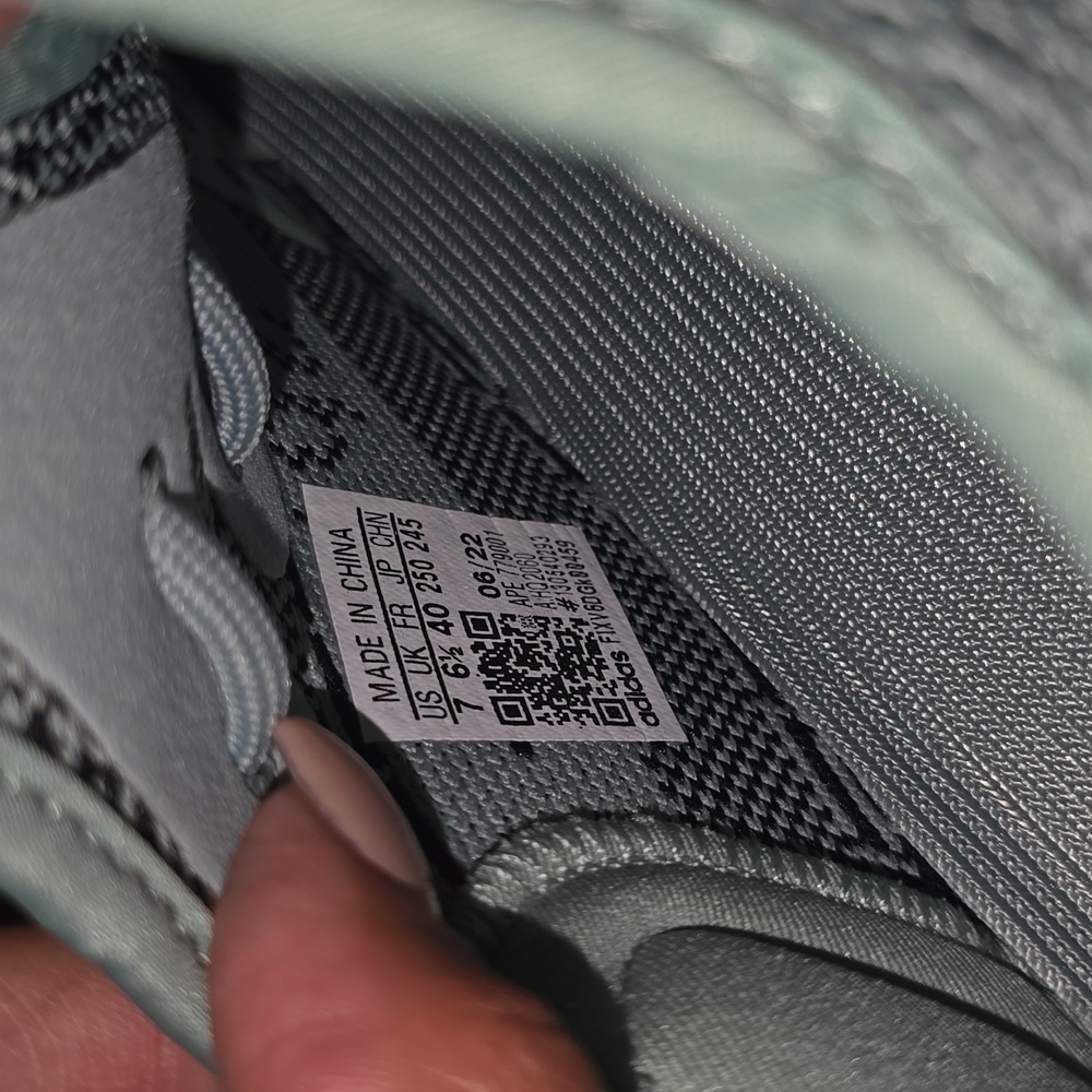 Yeezy Sneakers size 7 men / women size 8 - Picture 9 of 9
